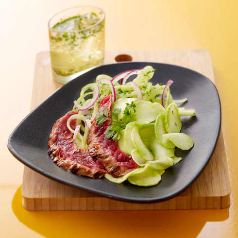 Grillede okseribber med honning og ingefær, agurker med koriander og krydrede brokkoliblader