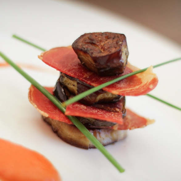 Napoleonskake av sprø serranoskinke og karamellisert aubergine, med piquillopepper–coulis